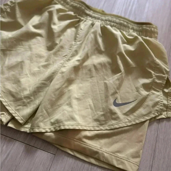 Nike Women`s Tempo Luxe 2-in-1 Running Shorts - Picture 5 of 8